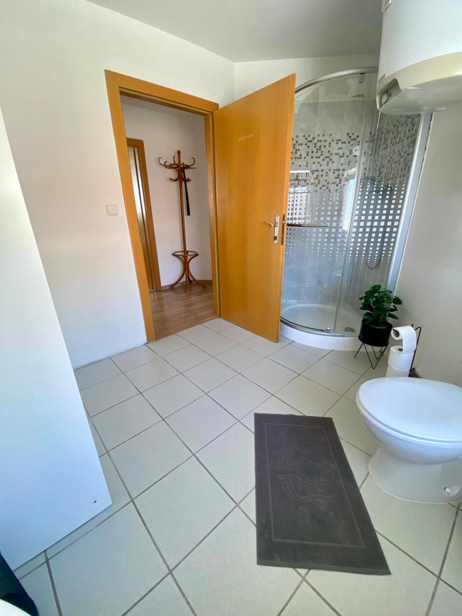 3-Bedroom Apartment In Rajhrad, With Kitchen, 2 Bathrooms, Parking Eksteriør billede